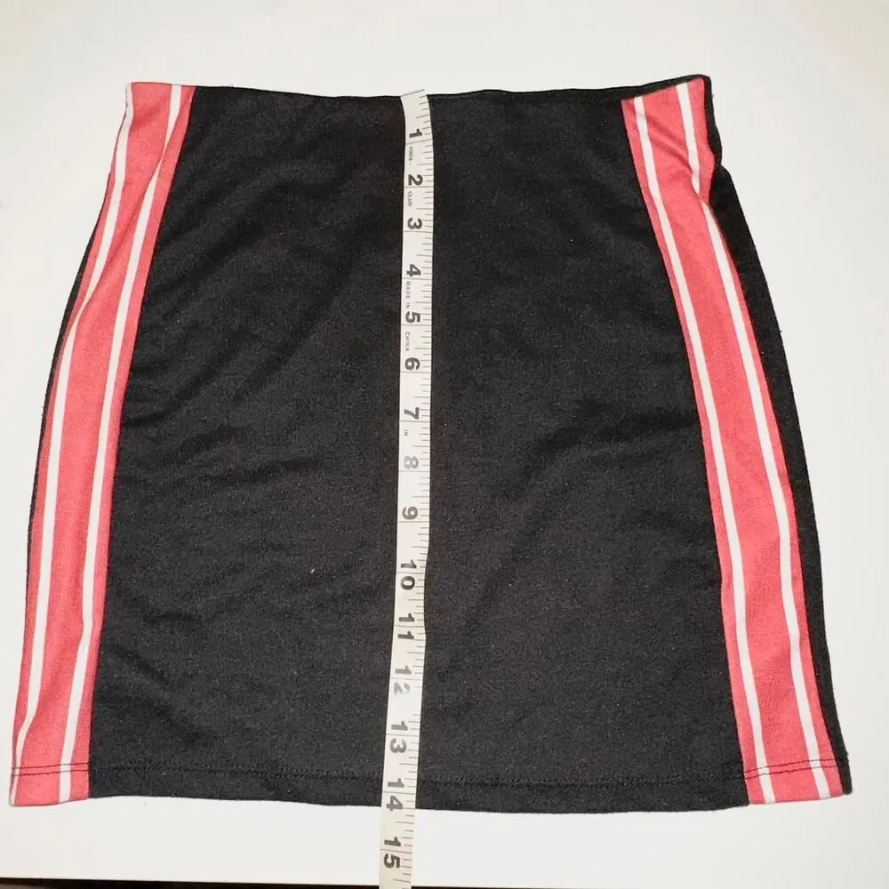 Pull-bear Women's Black and Red Crop-top